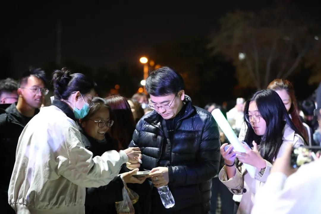 文都名師何凱文走進(jìn)礦大銀川學(xué)院 近萬(wàn)名考生共享英語(yǔ)盛宴
