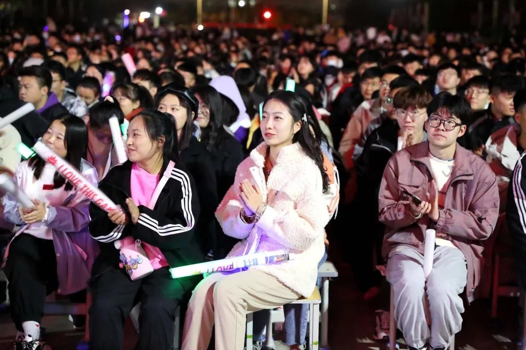 文都名師何凱文走進(jìn)礦大銀川學(xué)院 近萬(wàn)名考生共享英語(yǔ)盛宴